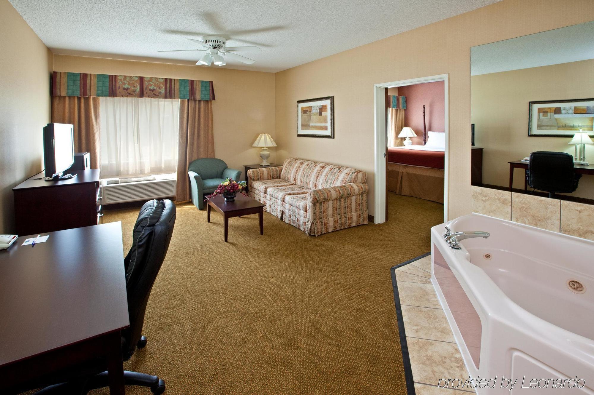 Holiday Inn Express Hotel & Suites Cincinnati-North/Шаронвилл Номер фото