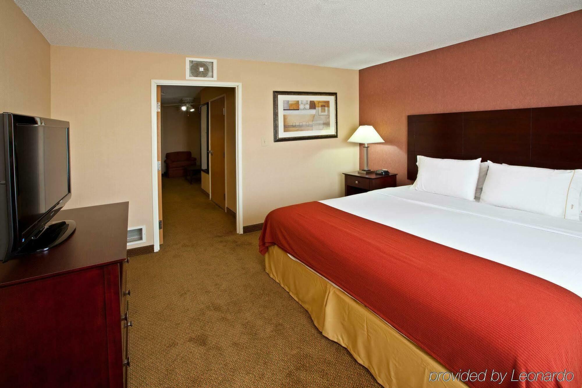 Holiday Inn Express Hotel & Suites Cincinnati-North/Шаронвилл Экстерьер фото